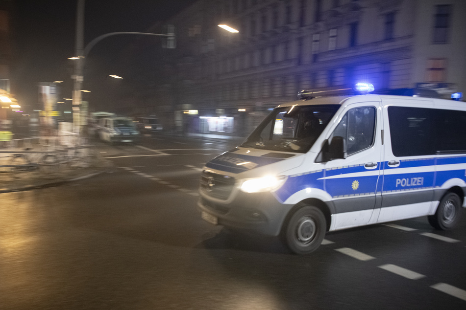 Während der Silvesternacht wurde ein 15-jähriges Mädchen in Berlin von einem Polizeiauto erfasst. (Symbolbild)