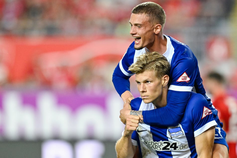 Luca Schuler (25, unten) war in Kaiserslautern, wie Haris Tabakovic vergangene Saison so häufig, gleich doppelt zur Stelle.