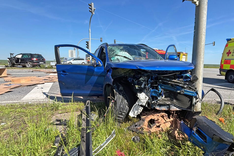 Der Mitsubishi schleuderte gegen einen Ampelmast, dieser wurde beschädigt.