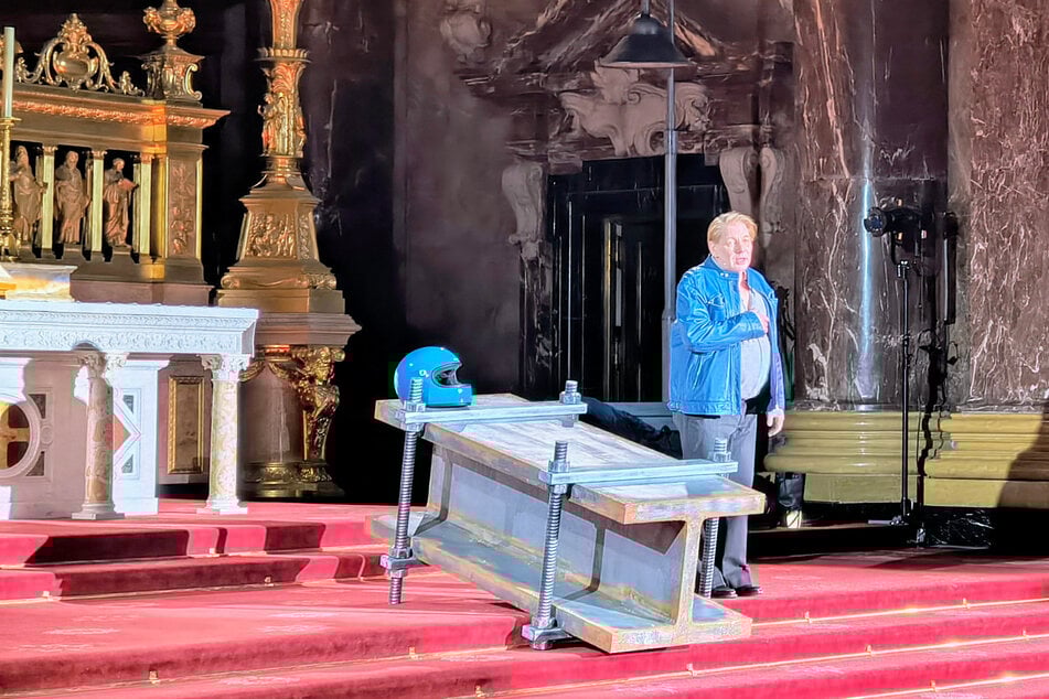 Becker kehrte nach dem Aufstieg in den Himmel im Biker-Outfit zurück - und war am Ende des Stücks sichtlich ergriffen.