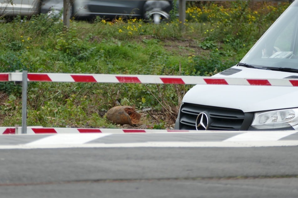 Da der Zünder der Bombe nicht herausgelöst werden kann, muss das Fragment vor Ort gesprengt werden.