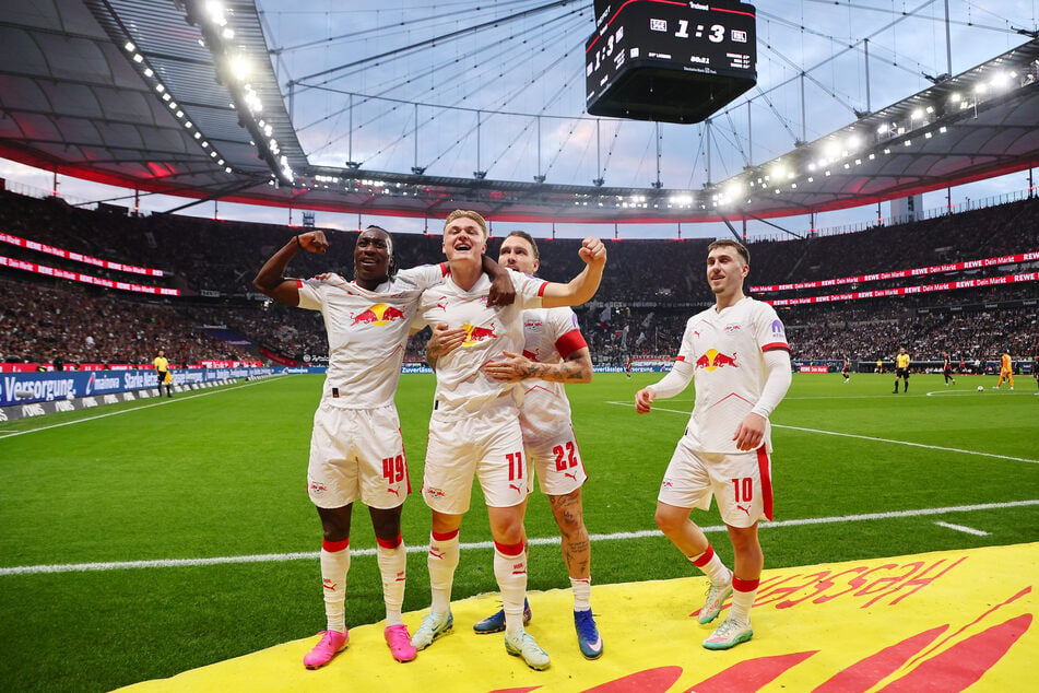 Bleibt Brajan Gruda (21, r.) doch bei RB Leipzig? Seine Verabschiedung wurde kurzfristig abgesagt.