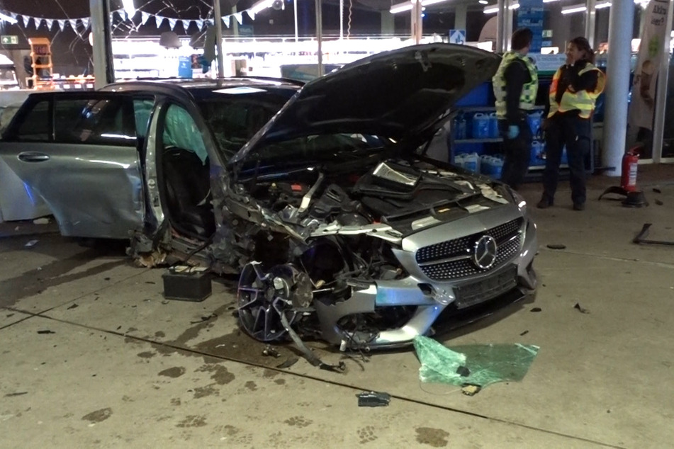 Der silberfarbene Mercedes wurde durch den Crash komplett zerstört.
