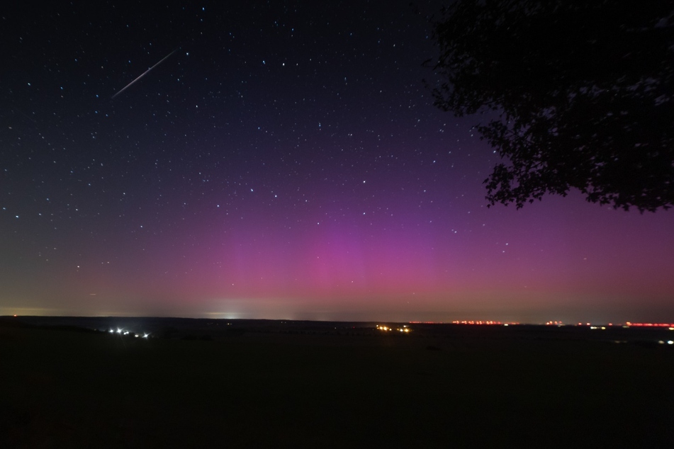 Die Menschen in der Gemeinde Liebschützberg in Nordsachsen erlebten in der Nacht zu Montag ein wahres Himmelsspektakel. Sowohl Polarlichter als auch die Perseiden waren zu sehen.