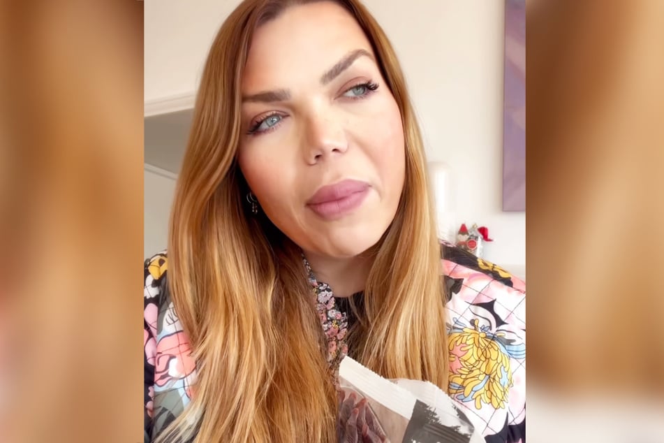 In einem Instagram-Reel plaudert die 37-Jährige versonnen über das Thema "Männer", während sie Fruchtgummis mit Cola-Rum-Geschmack verspeist.