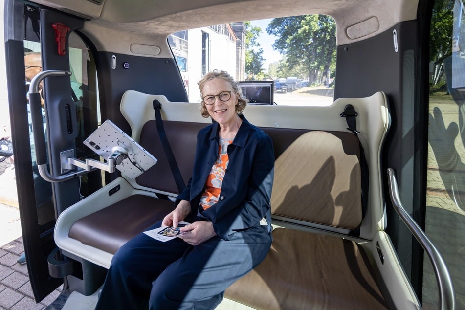 Staatsministerin Regina Kraushaar (62, CDU) stieg gestern auch selbst ins autonome Shuttle.