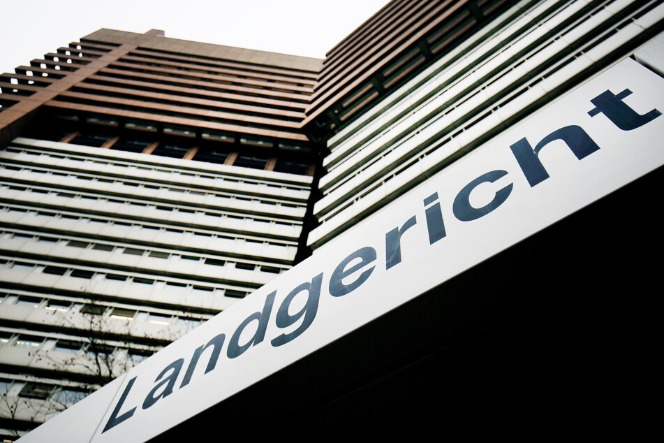 Außenansicht des Landgerichts Köln. Nach neuem Erlass: Erste Gerichtsgebäude in NRW mit Maskenpflicht (Archivbild).