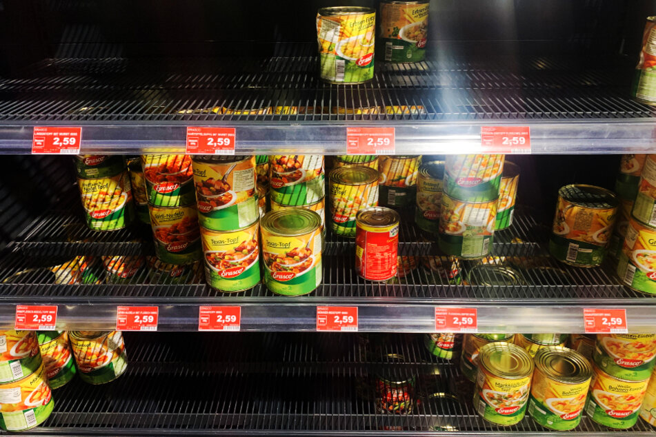 Gewohnter Anblick derzeit: Halb leer gehamsterte Supermarktregale.
