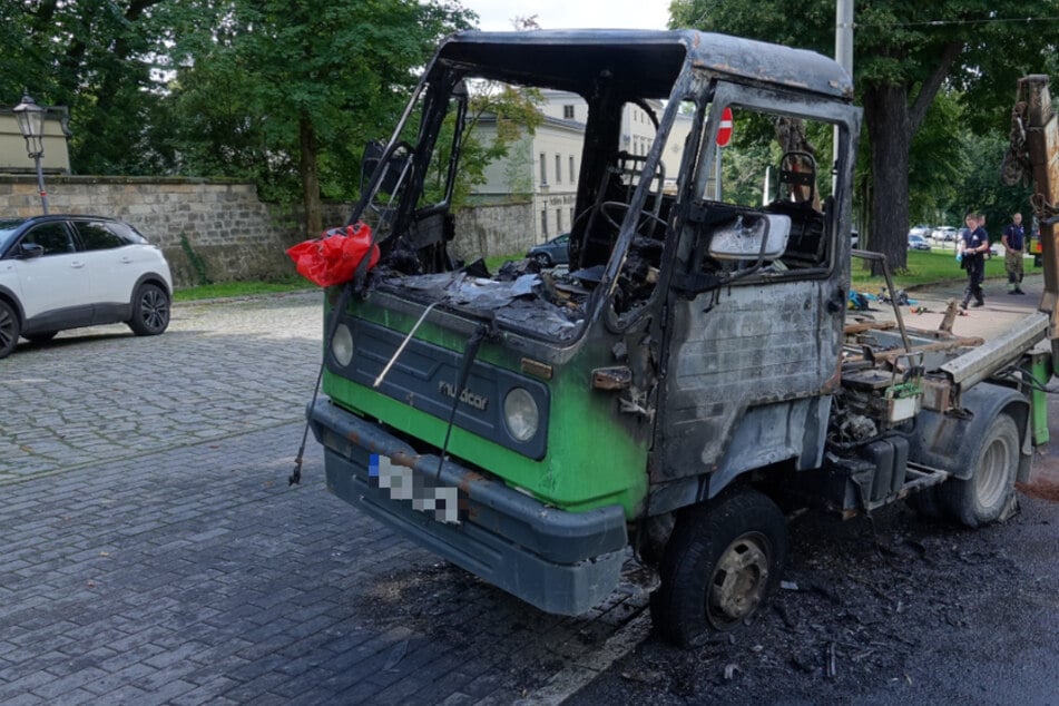 Dresden: Kleinlaster gerät während der Fahrt in Brand: Als Feuerwehr eintrifft, steht er lichterloh in Flammen