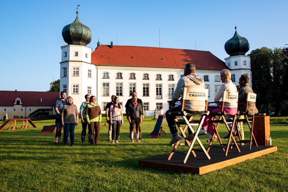 Die acht Hundetrainer stellen sich der Jury aus Andreas Ohligschläger (56, v. l.), Julia Hammerschmidt (M.) und Jochen Bendel (55, r.).