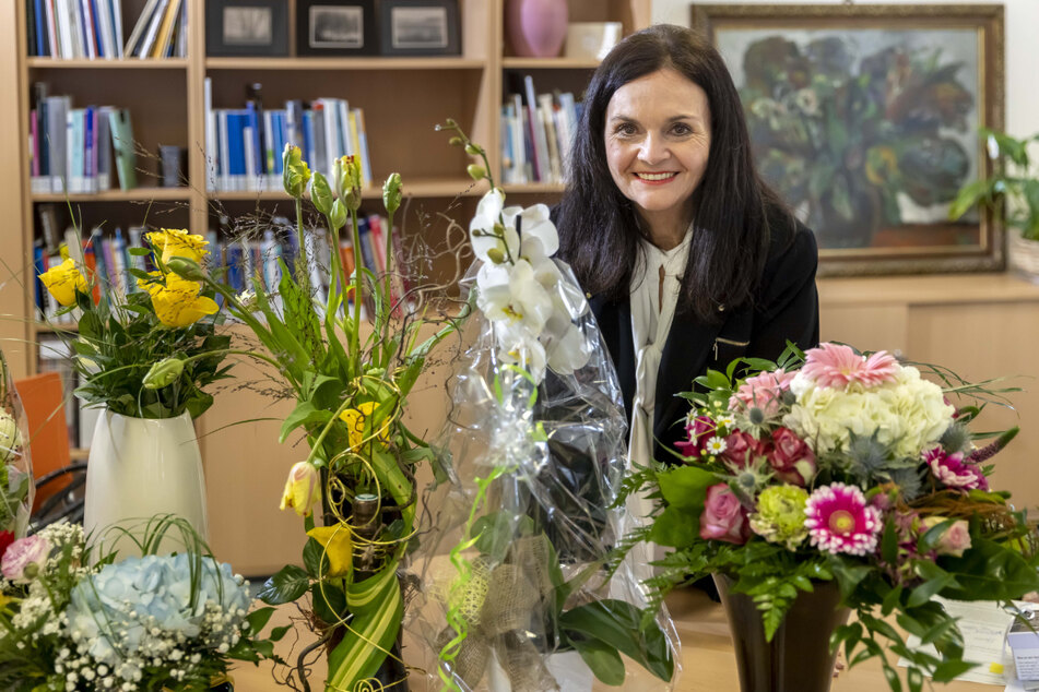 Abschied mit Blumen: Kollegen und auch Bürgermeister Ralph Burghart (50, CDU) bedankten sich bei Elke Beer für 46 Jahre Dienst in der Stadtbibliothek.
