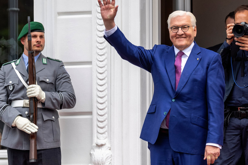 "Fest der Demokratie": Bundespräsident Steinmeier in Bonn mit Klimaaktivisten konfrontiert