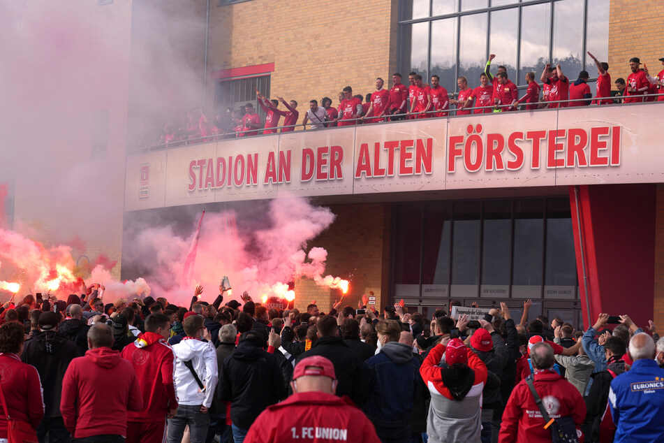 Tausende Fans hatten die Mannschaft von Trainer Urs Fischer am Samstag auf dem Platz vor dem Stadion An der Alten Försterei gefeiert.