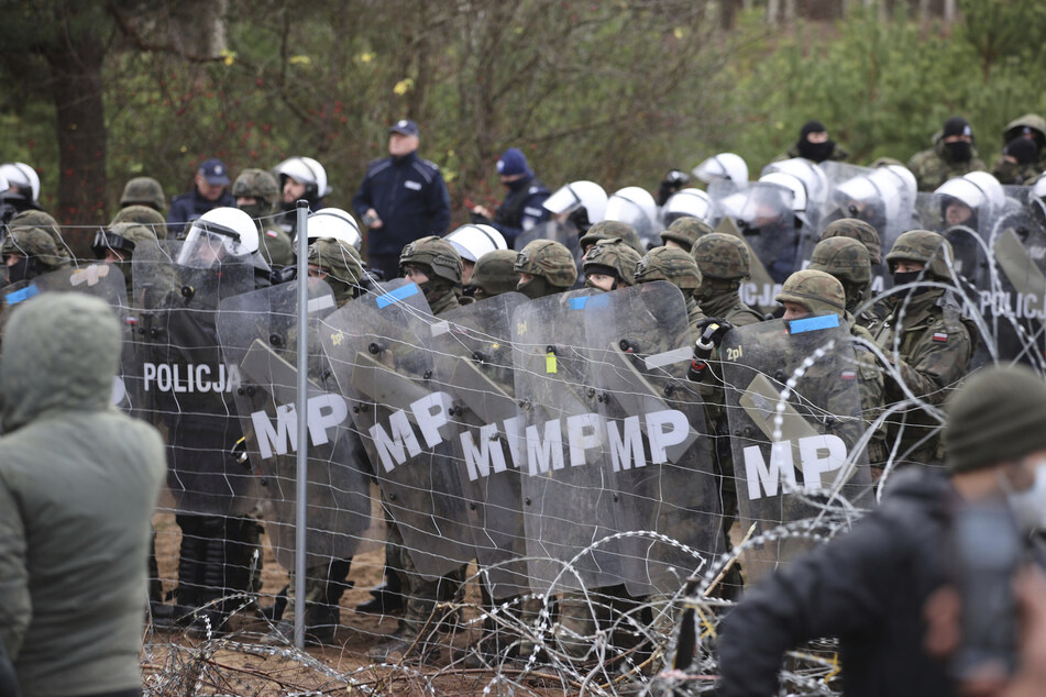 Die Stimmung an der belarussisch-polnischen Grenze ist zunehmend aufgeheizt. Die Migranten ahnen, dass sie in Lukaschenkos Falle getappt sind. Das frustriert viele.