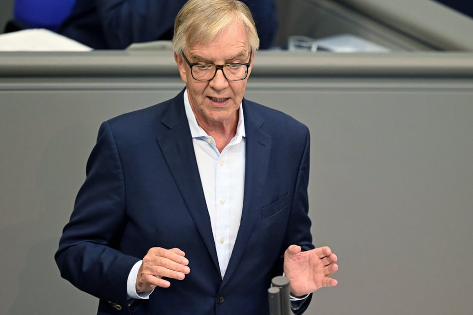 Der Politiker Dietmar Bartsch (67, Linke) wollte vom Arbeitsministerium wissen, wie viel die Menschen der Länder überhaupt verdienen.