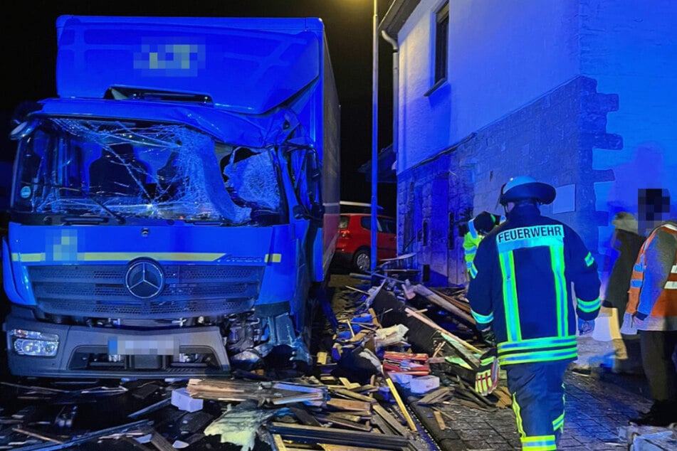 Der Lastwagen war in zwei Autos gerutscht, die dann wiederum eine Garage eines Hauses schwer beschädigten.