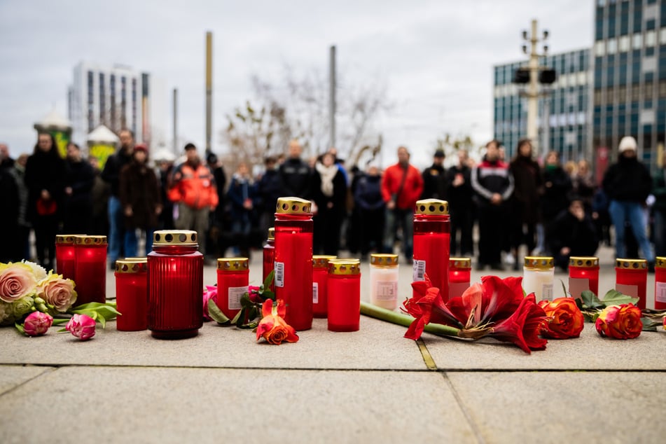 Menschen trauern bei einer Mahnwache auf dem Platz vor der Oper in Magdeburg und haben Kerzen und Blumen niedergelegt. Auch in Thüringen macht das schreckliche Geschehen betroffen.