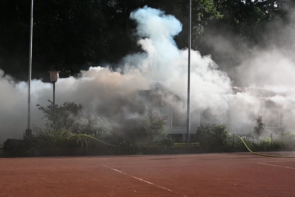 Ein Vereinsheim eines Tennis-Clubs ist am Donnerstag in Hamburg in Brand geraten.