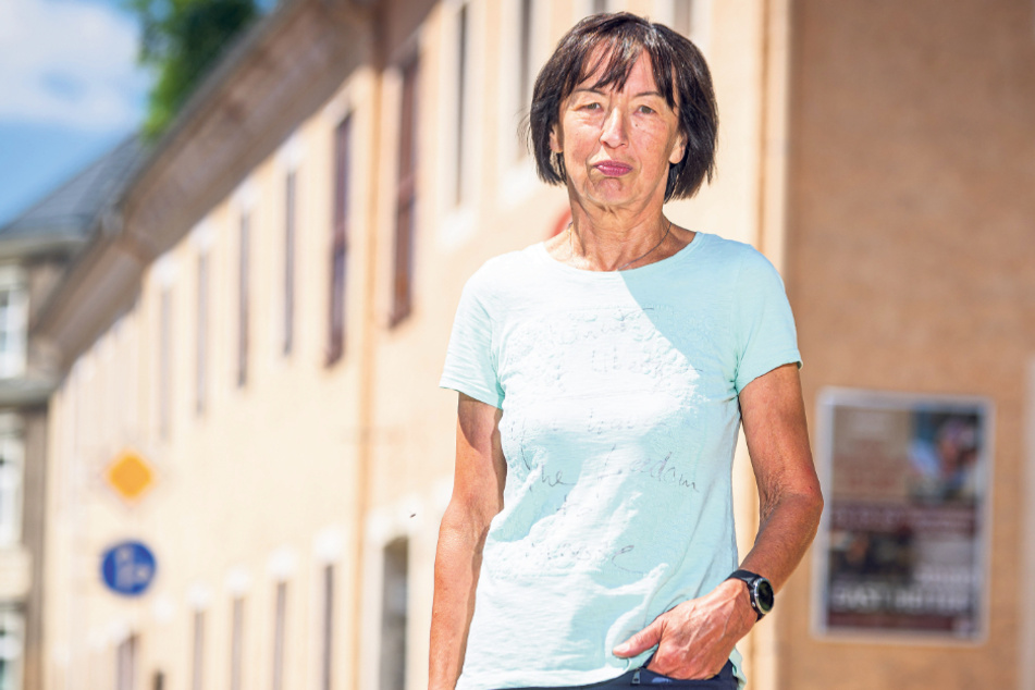 Startet einen Hilferuf: Regina Nüßgen (70) vor dem Kulturzentrum in Reinhardtsgrimma, der Spielstätte des Chores.