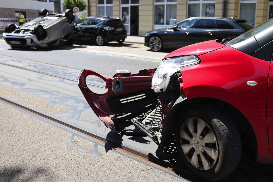 Zwei Verletzte in Pieschen: Auto überschlägt sich nach Unfall