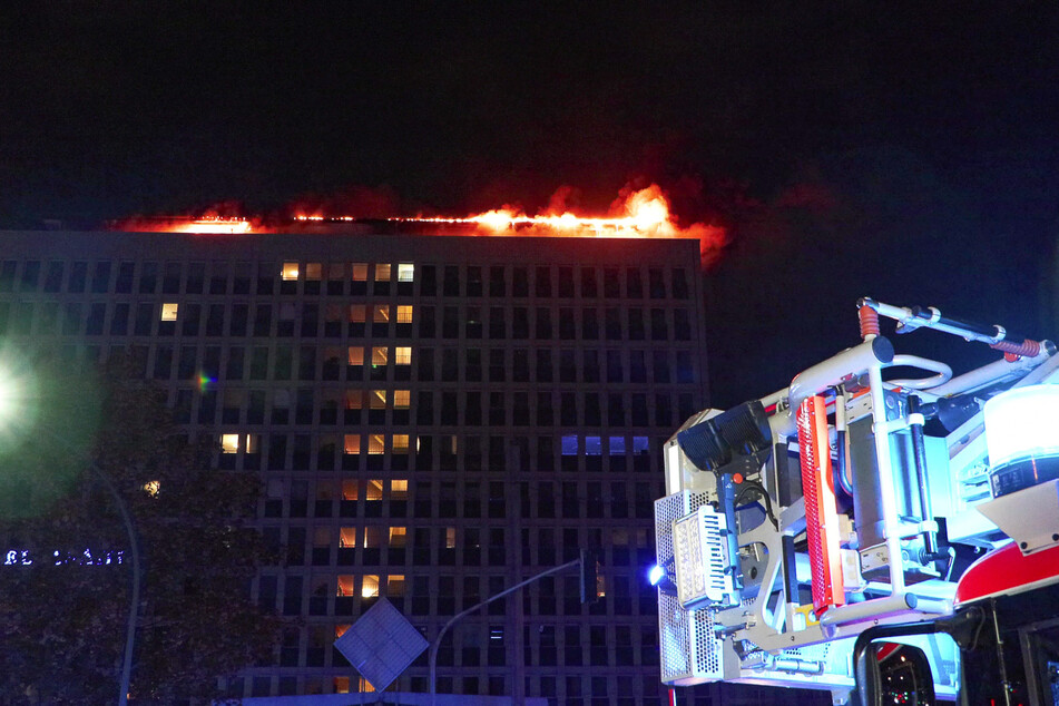 Die Feuerwehr musste das zwölfstöckige Hotel, in dem sich rund 60 Menschen befanden, mitten in der Nacht evakuieren.