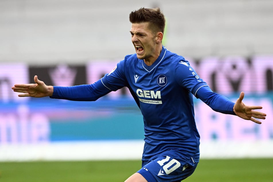 Marvin Wanitzek (33) spielt seine zehnte Saison beim Karlsruher SC. Auf die Partie am Sonntag gegen den FC St. Pauli am Millerntor fiebert er bereits hin.