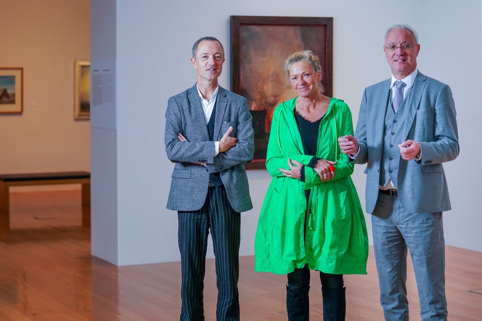 Johannes Schmidt (v.l.), Ilona Lenk und Gisbert Porstmann in der Ausstellung, die eine Kooperation mit der Städtischen Wessenberg-Galerie Konstanz ist. Geöffnet bis 8. Januar 2023.
