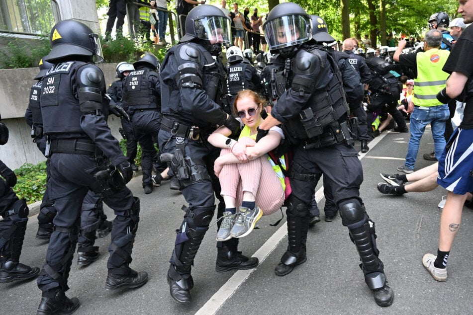 Eine Demonstrantin widersetzt sich.