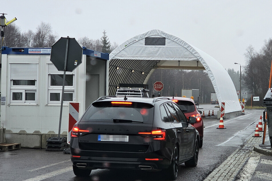 An der Grenze in Reitzenhain kontrolliert die Bundespolizei regelmäßig Autofahrer. Ein Mann (41) ging den Beamten am heutigen Dienstag ins Netz.
