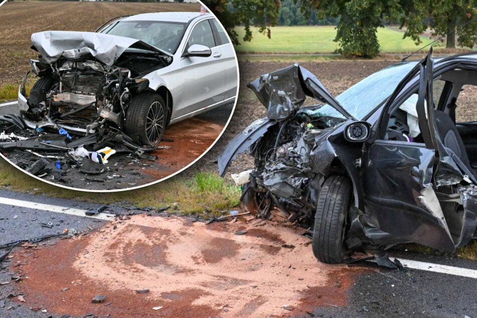 Peugeot gerät in Gegenverkehr: Frontalcrash mit Mercedes auf Bundesstraße