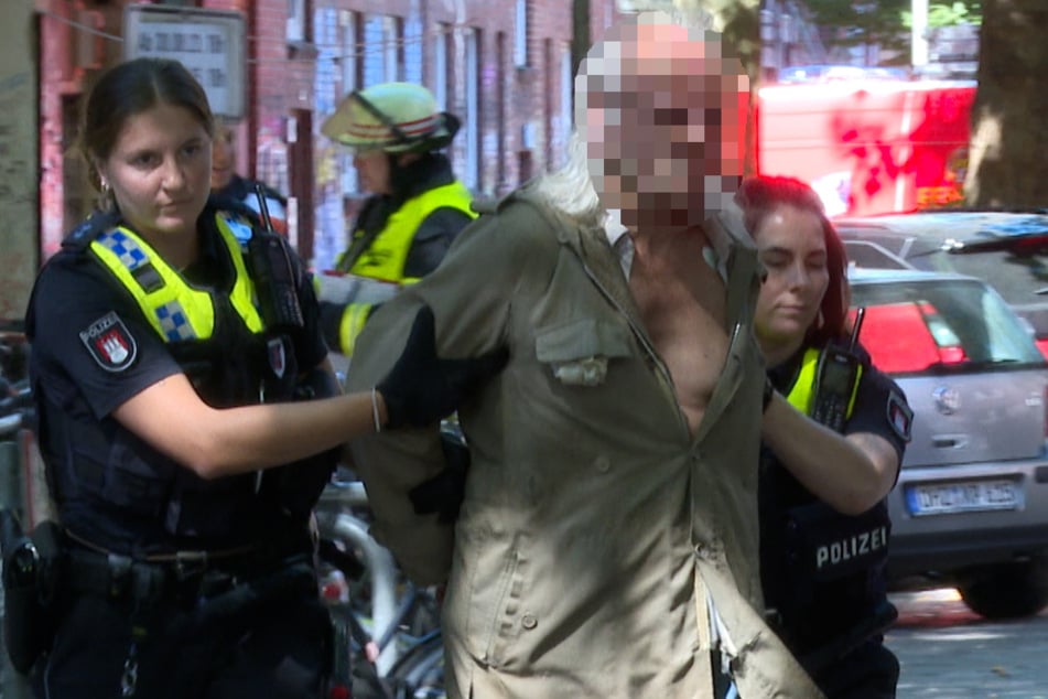 Der Mann befand sich in einem psychischen Ausnahmezustand. Er wurde festgenommen und zu einer Wache gebracht.