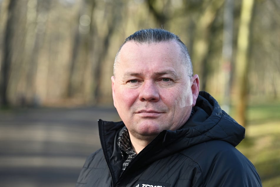 Sven Galambos (52, Freie Wähler) kritisiert, dass einige Straßen im Chemnitzer Ortsteil Röhrsdorf beim Glasfaserausbau benachteiligt werden.