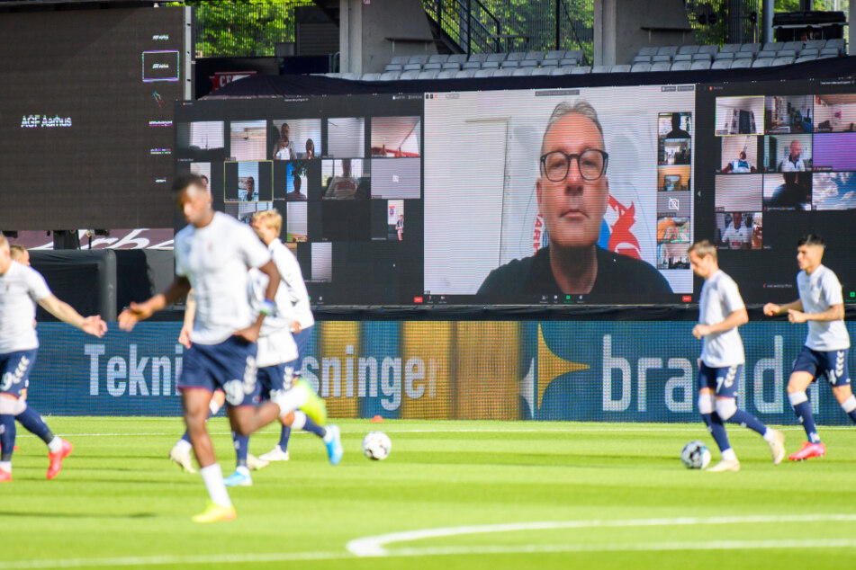 Eine virtuelle Tribüne mit Anhängern vor dem Spiel.