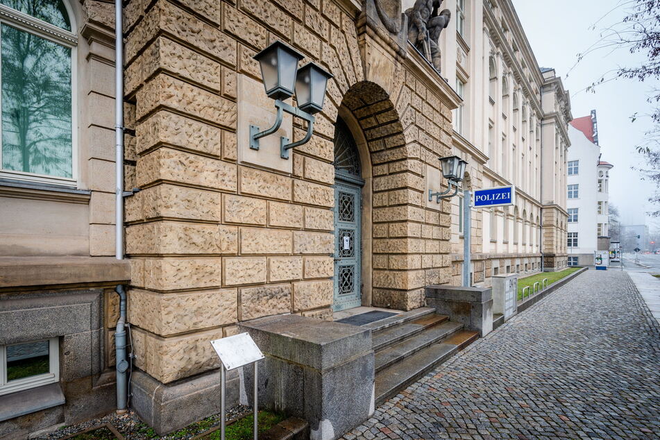 Die Chemnitzer Polizei ermittelt aktuell gegen eine Beamtin aus Annaberg-Buchholz. Sie soll sensible Fotos und Daten weitergegeben haben.