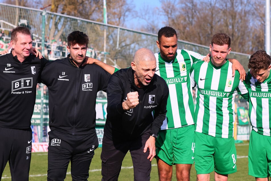 BSG-Coach Alexander Schmidt (57, m.) braucht seine Mannschaft wohl kaum mehr zu motivieren. Alle sind heiß auf das Derby gegen Lok Leipzig.