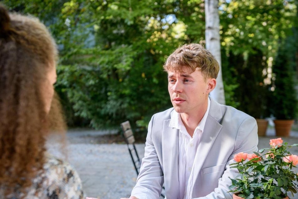 Philipp (Robin Schick, 30) gaukelt Ana (Soluna-Delta Kokol, 26) ein Liebesgeständnis vor.