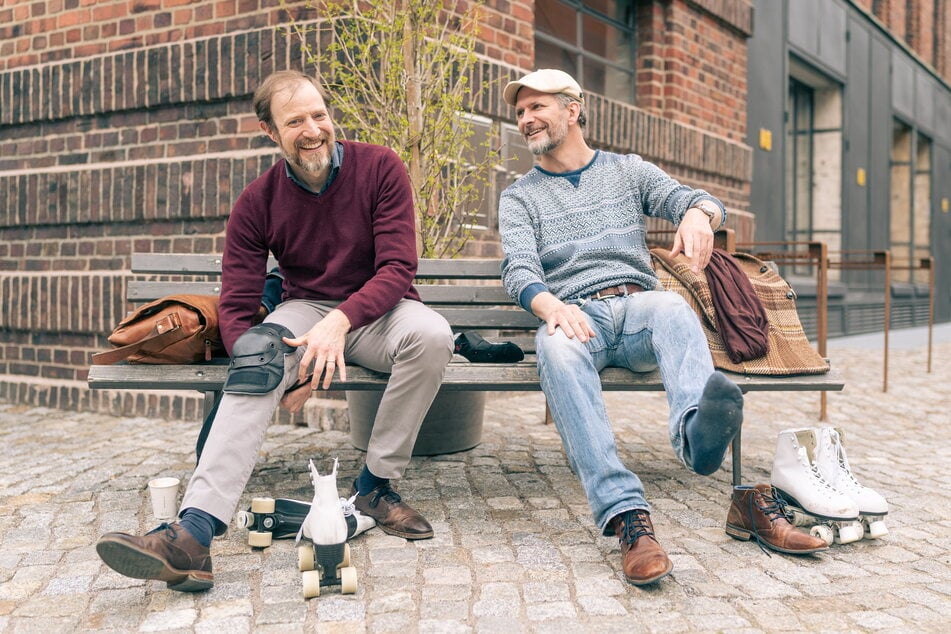 Bryan Rothfuss (43, l.) und Marcus Günzel (43) ziehen sich auf der Bank die Rollschuhe an.