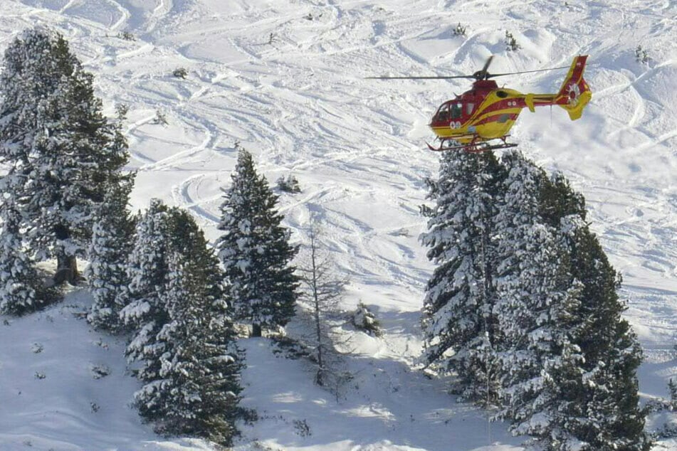 Bei einem Lawinenunglück in den Allgäuer Alpen ist am Sonntag ein 27-Jähriger ums Leben gekommen. Für ihn kam jede Hilfe zu spät.