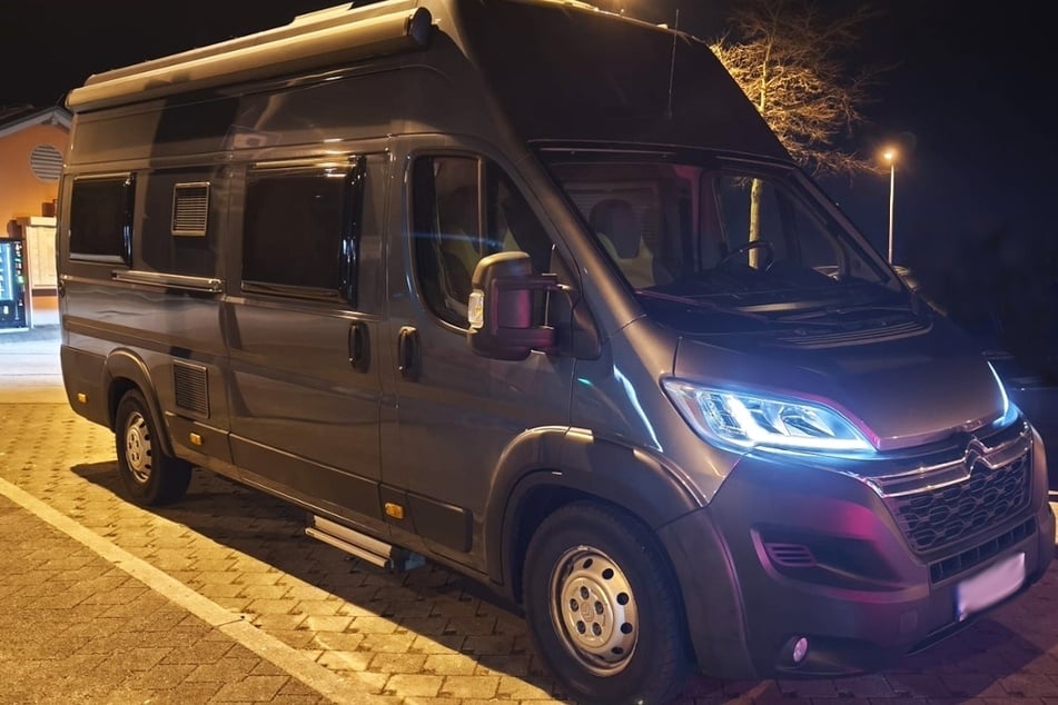 Fahnder stoppten am Dienstagabend auf der A4 in Höhe Bautzen-West einen geklauten Citroën-Transporter. Der Fahrer (19) sitzt nun im Knast.