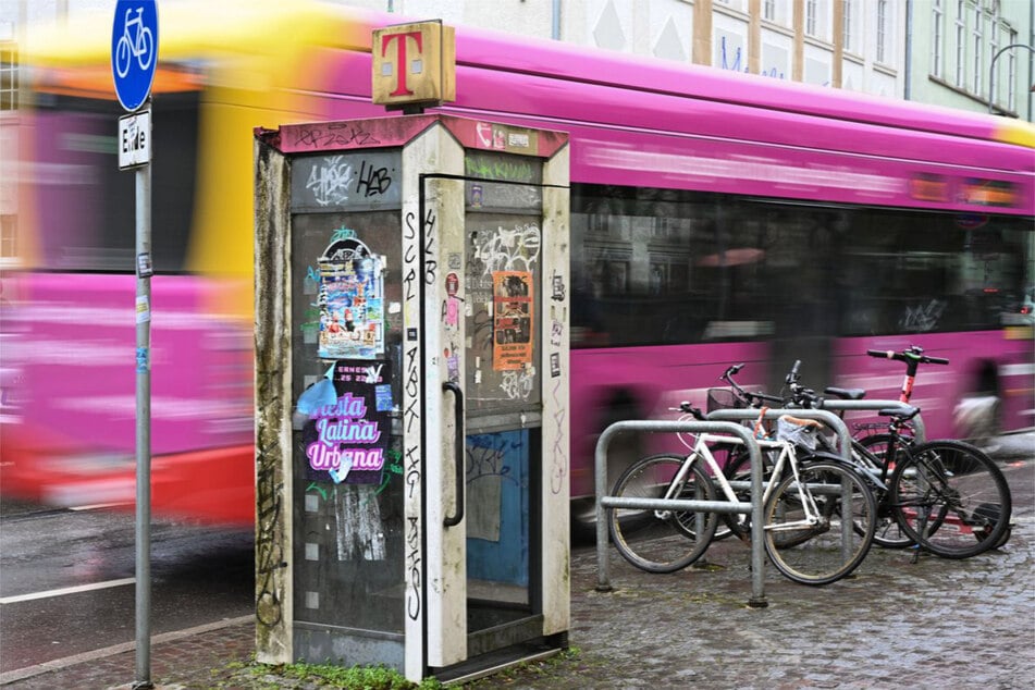 Insgesamt 13 alte Telekom-Telefonzellen befinden sich in Tübingen. Laut Palmer zerstören diese das Stadtbild.