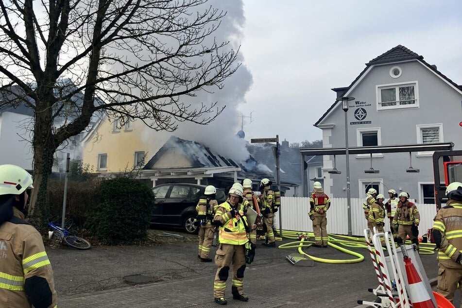 Zahlreiche Feuerwehrkräfte waren am Sonntagnachmittag im Bergisch Gladbacher Stadtteil Hebborn im Einsatz.