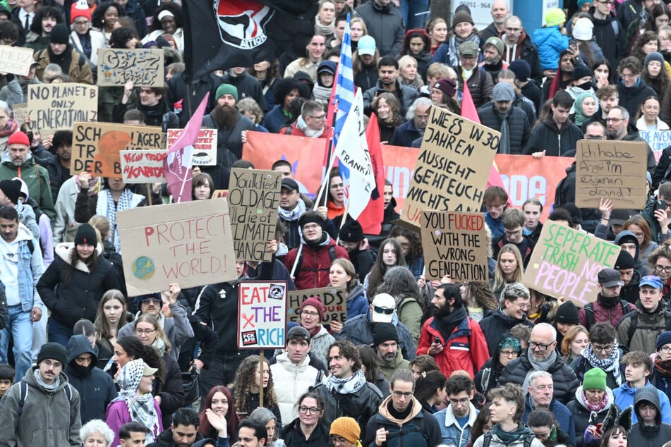 Mehrere Tausend Menschen schlossen sich dem "Gen Z regelt"-Protestzug in Frankfurt am Main an.