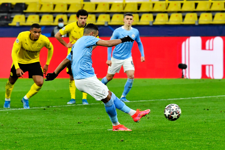 Sicher: Riyad Mahrez (2.v.r.) trifft per Strafstoß zum 1:1 für die Cityzens.
