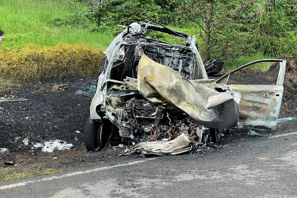 Auto rast in Motorräder und fängt an, zu brennen: Zwei Biker tot