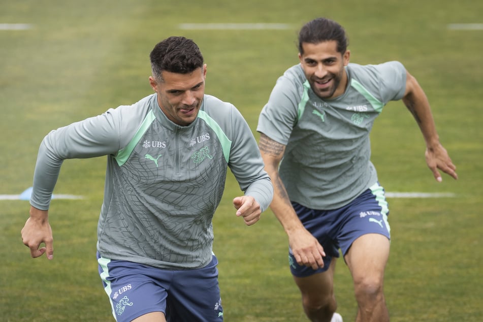 Granit Xhaka (l.) und die Schweiz steigen am Samstagabend gegen Katar in die WM ein.