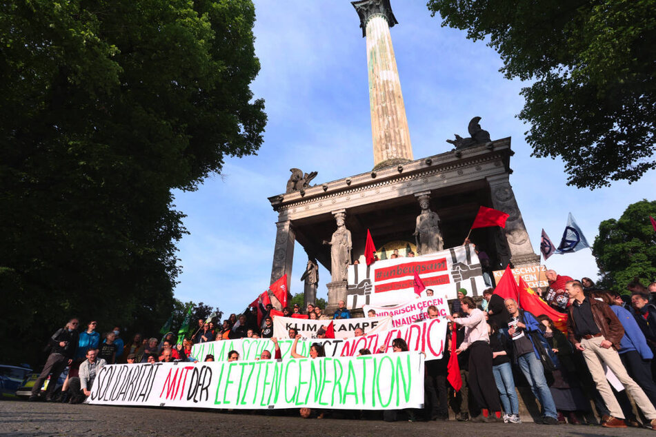 Auch in München haben Menschen nach der Razzia ihre Solidarität mit den Umweltaktivisten bekundet. Ab Mitte August will die Letzte Generation den Druck auf den Freistaat erhöhen.
