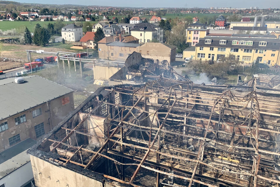 Vier Werks- und Lagerhallen von verschiedenen Firmen gingen in der Nacht zu Donnerstag in Flammen auf.