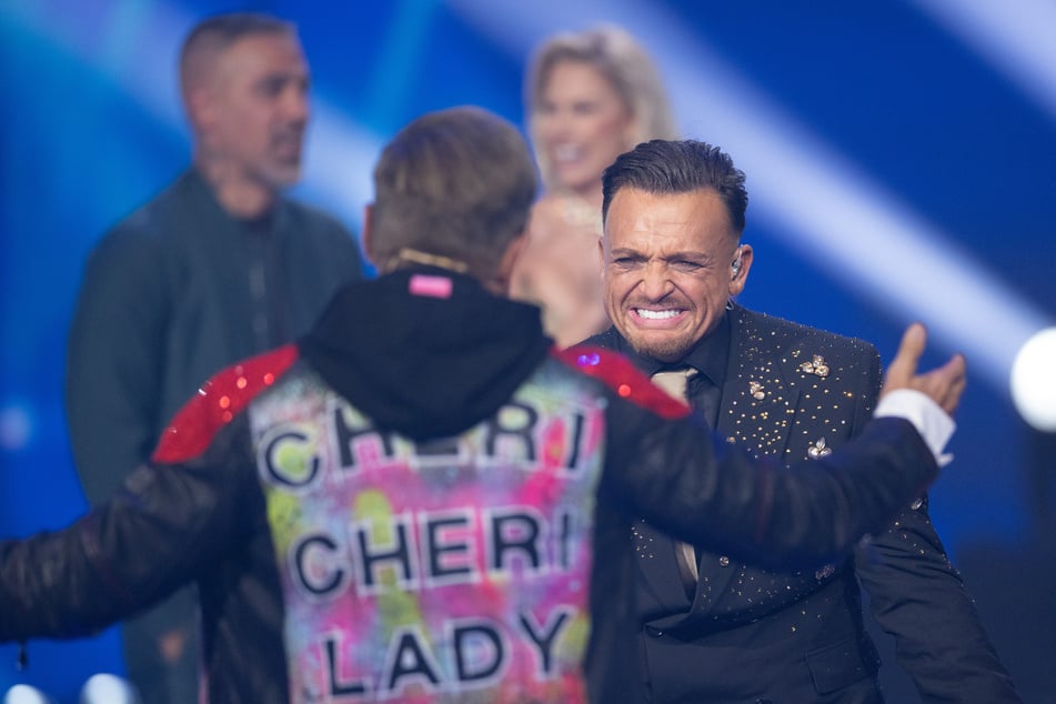 Emotionaler Moment im Finale: Menowin fällt Dieter Bohlen (72) nach der Verkündung weinend in die Arme.