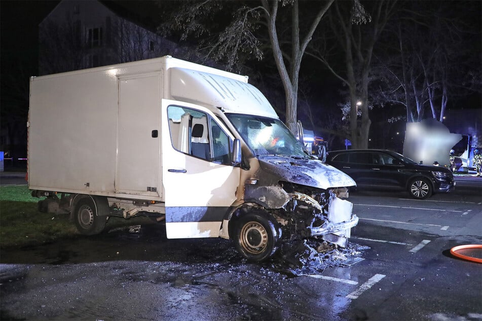 Aus dem Mercedes trat eine große Menge Öl aus.