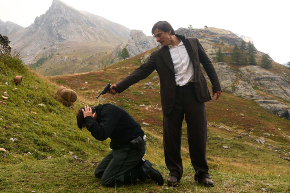 Milton (Luca Marinelli) nimmt ein Schwarzhemd gefangen und will dessen Leben gegen das seines besten Freundes eintauschen.